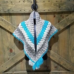 VINTAGE SOFT YARN KNIT SHAWL OPEN PONCHO WRAP HANDMADE FRINGE GRANNY